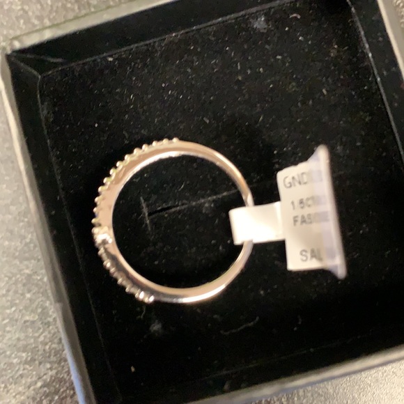 10k White Gold/Diamond Cross Ring - Picture 2 of 5